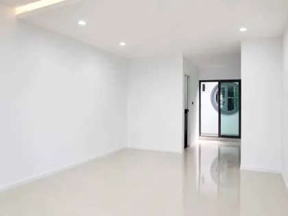 Ban Mook Thalang: 2 Schlafzimmer, 2 Bäder, Minimalistisches Reihenhaus