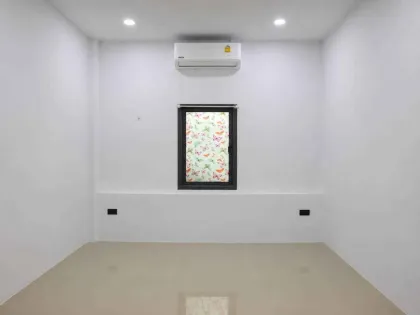 Ban Mook Thalang: 2 Schlafzimmer, 2 Bäder, Minimalistisches Reihenhaus