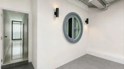 Ban Mook Thalang: 2 Schlafzimmer, 2 Bäder, Minimalistisches Reihenhaus