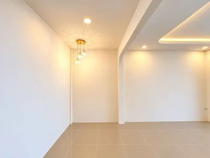 Maison mitoyenne 2 chambres, 1 salle de bain, village Phetlada, Thalang, Phuket
