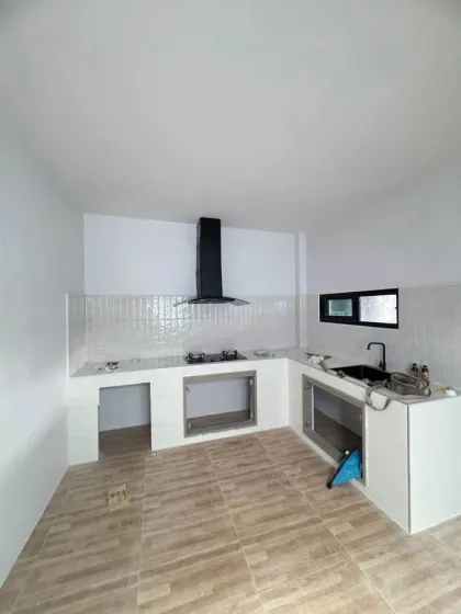 Casa Esquinera de 2 Habitaciones y 2 Baños en Soi Yod Saneh 1, Chalong Phuket