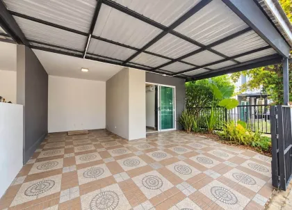 Casa adosada esquina de 3 dormitorios y 2 baños en Phrueksawill Village