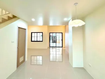 Adosado Renovado de 2 Dormitorios y 2 Baños en Wichit