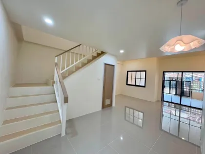 Adosado Renovado de 2 Dormitorios y 2 Baños en Wichit