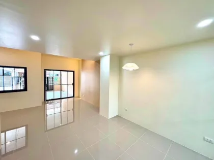 Adosado Renovado de 2 Dormitorios y 2 Baños en Wichit