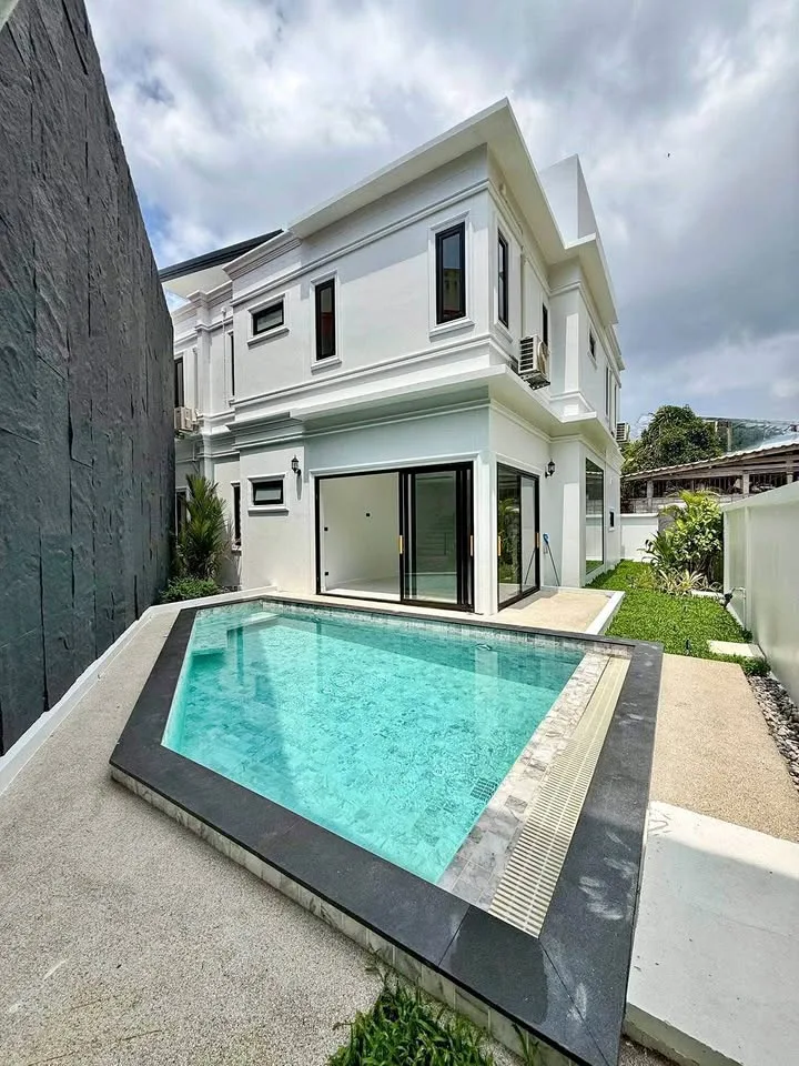 Nouvelle villa avec piscine 4 chambres près de Chalong