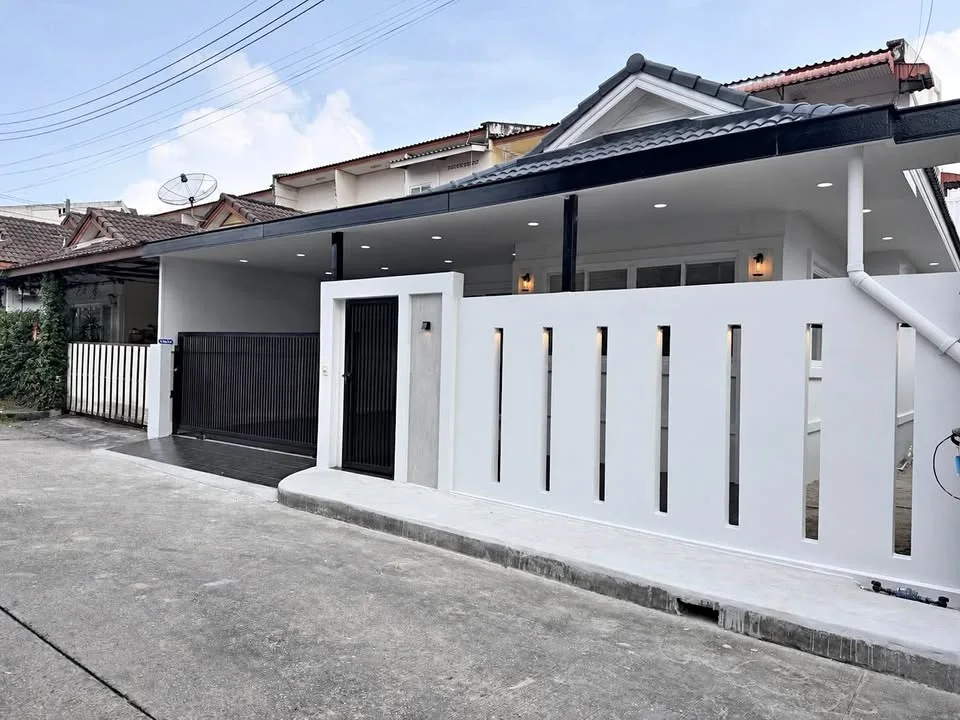 3-Bedroom, 2-Bath Villa with Garden and Parking in Phuket Town