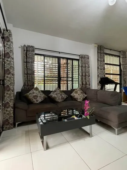 Villa Esquinera de 3 Dormitorios con Casa en Fila en Ponsanthi Parkville