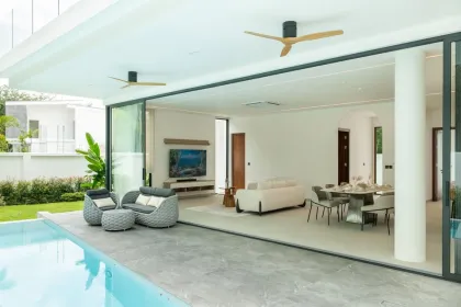 Elegante moderne 4-Zimmer-Villa mit 5 Bädern und Bergpool