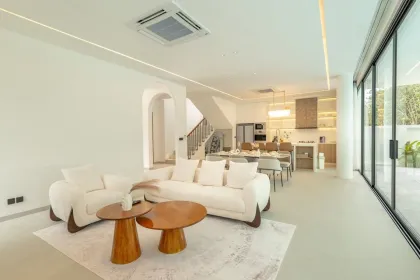 Elegante moderne 4-Zimmer-Villa mit 5 Bädern und Bergpool