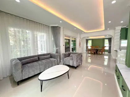 Villa con piscina de 4 dormitorios totalmente renovada en Siwalee Chalong