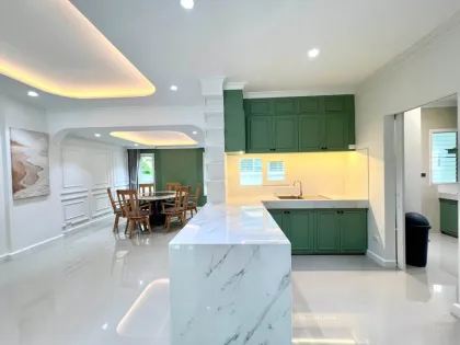 Villa con piscina de 4 dormitorios totalmente renovada en Siwalee Chalong