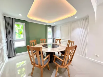 Villa con piscina de 4 dormitorios totalmente renovada en Siwalee Chalong