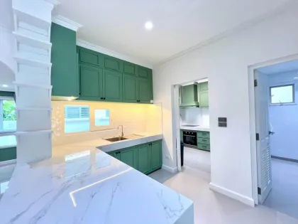 Villa con piscina de 4 dormitorios totalmente renovada en Siwalee Chalong