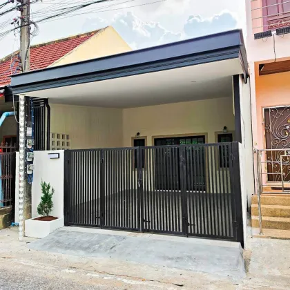 Casa adosada renovada de 3 dormitorios y 2 baños en Suknirund 2, Wichit