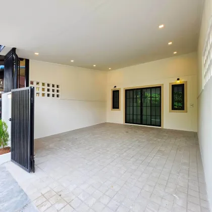 Casa adosada renovada de 3 dormitorios y 2 baños en Suknirund 2, Wichit