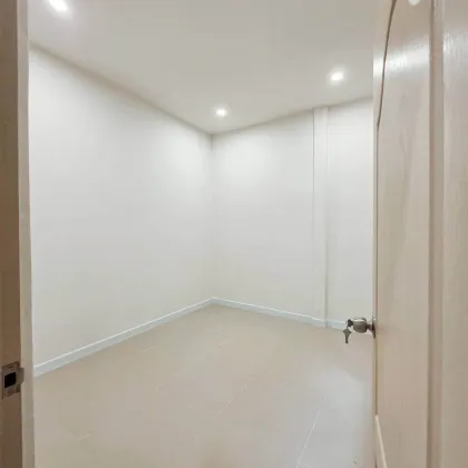 Casa adosada renovada de 3 dormitorios y 2 baños en Suknirund 2, Wichit