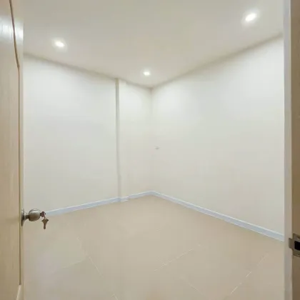 Casa adosada renovada de 3 dormitorios y 2 baños en Suknirund 2, Wichit