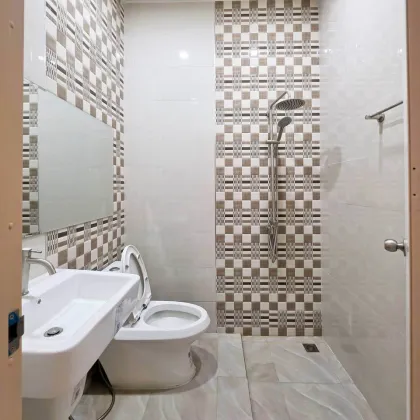 Casa adosada renovada de 3 dormitorios y 2 baños en Suknirund 2, Wichit