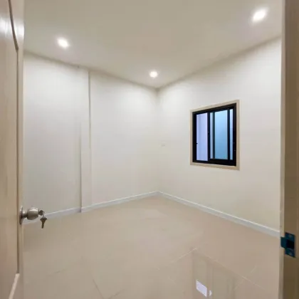 Casa adosada renovada de 3 dormitorios y 2 baños en Suknirund 2, Wichit