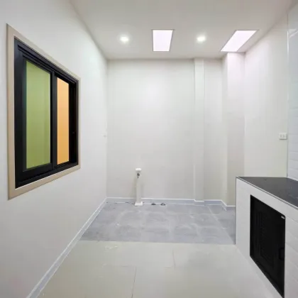 Casa adosada renovada de 3 dormitorios y 2 baños en Suknirund 2, Wichit