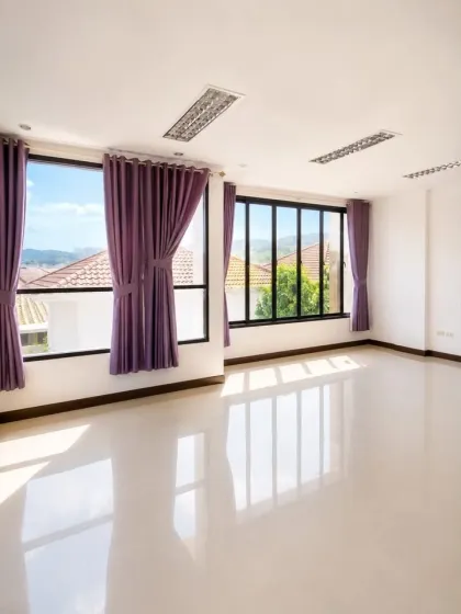 Villa Esquinera con 3 Habitaciones y 6 Baños en el Centro de Phuket