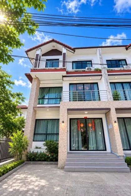Villa Esquinera con 3 Habitaciones y 6 Baños en el Centro de Phuket