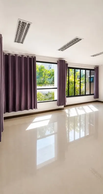 Villa Esquinera con 3 Habitaciones y 6 Baños en el Centro de Phuket