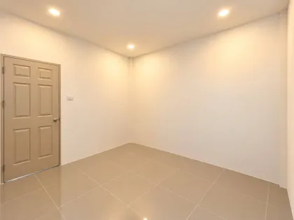 Renoviertes 2-Schlafzimmer-Reihenhaus zum Verkauf in Phetlada Village, Bang Tao