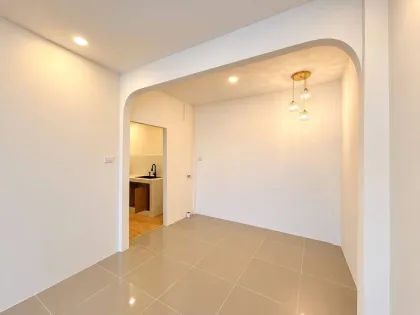 Renoviertes 2-Schlafzimmer-Reihenhaus zum Verkauf in Phetlada Village, Bang Tao