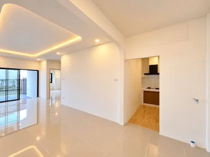 Renoviertes 2-Schlafzimmer-Reihenhaus zum Verkauf in Phetlada Village, Bang Tao