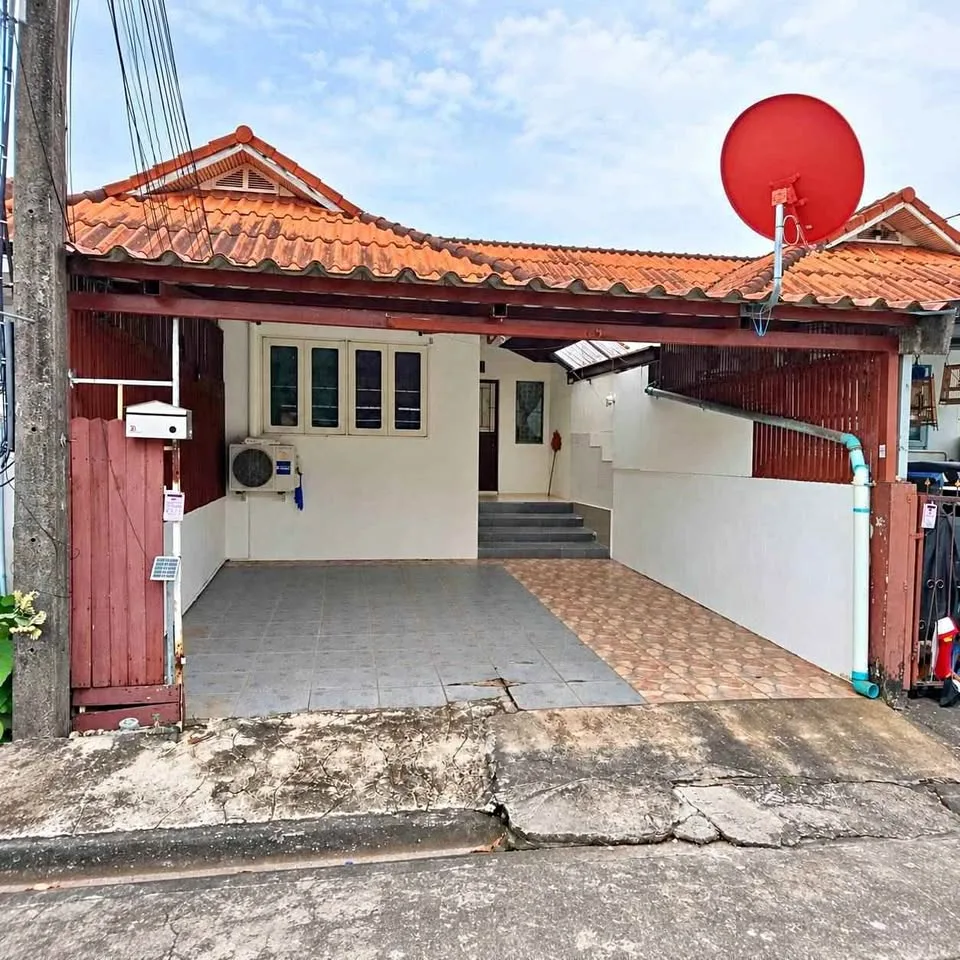 2-Bedroom, 1-Bathroom Home with Parking in Ban Phon Fang Ban