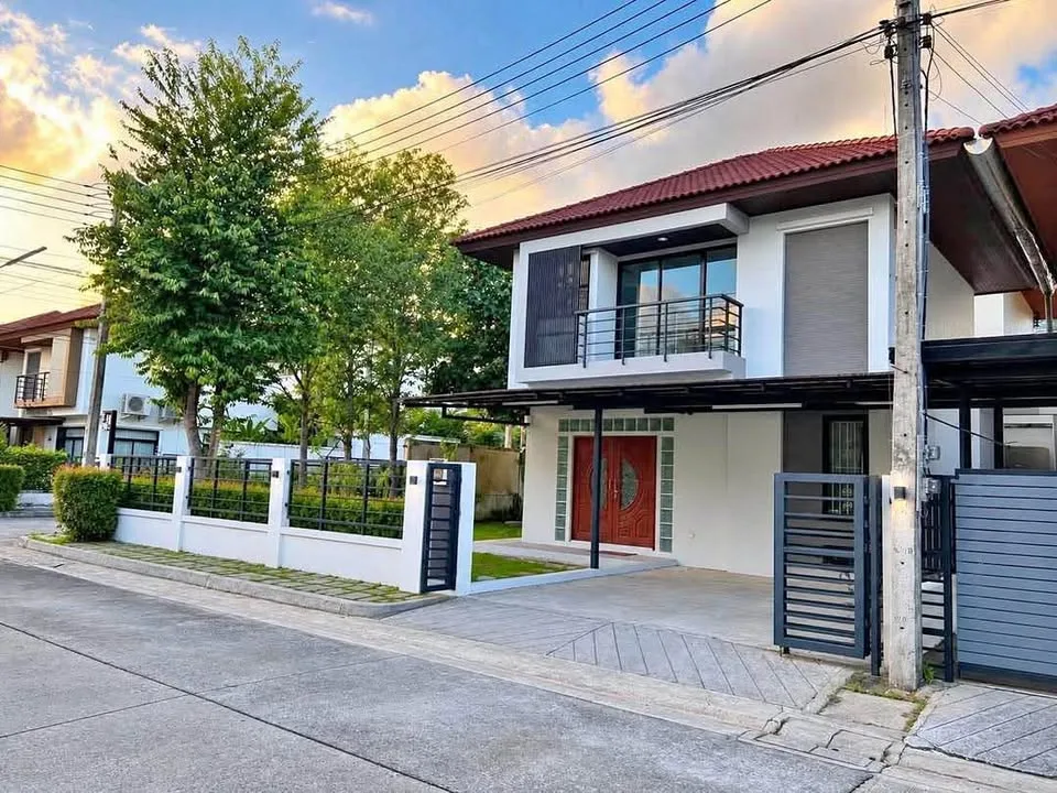 Corner Twin Villa with 3 Bedrooms, 2 Bathrooms, Private Garden