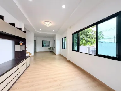Casa independiente renovada de 2 pisos, 3 habitaciones y 3 baños en Panasont Bangjo