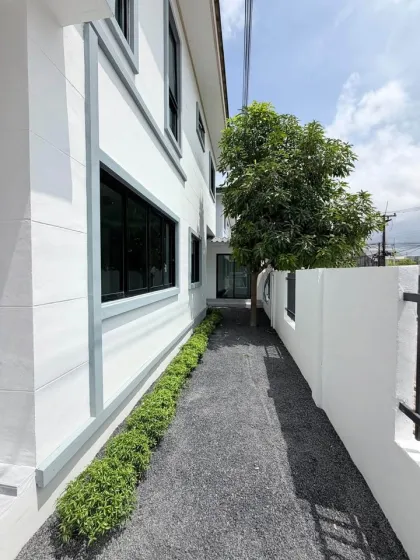 Casa independiente renovada de 2 pisos, 3 habitaciones y 3 baños en Panasont Bangjo