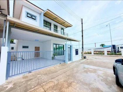 Casa independiente renovada de 2 pisos, 3 habitaciones y 3 baños en Panasont Bangjo