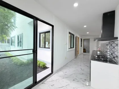 Casa independiente renovada de 2 pisos, 3 habitaciones y 3 baños en Panasont Bangjo