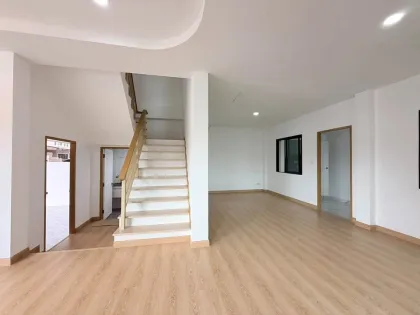 Casa independiente renovada de 2 pisos, 3 habitaciones y 3 baños en Panasont Bangjo