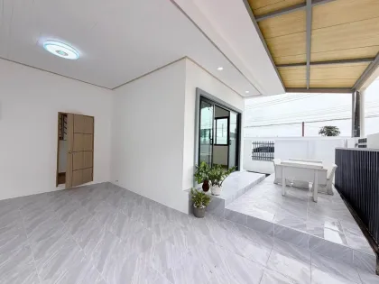 Casa independiente renovada de 2 pisos, 3 habitaciones y 3 baños en Panasont Bangjo