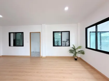 Casa independiente renovada de 2 pisos, 3 habitaciones y 3 baños en Panasont Bangjo
