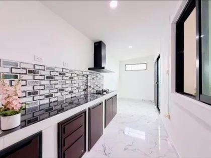 Casa independiente renovada de 2 pisos, 3 habitaciones y 3 baños en Panasont Bangjo