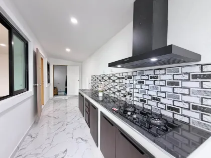 Casa independiente renovada de 2 pisos, 3 habitaciones y 3 baños en Panasont Bangjo