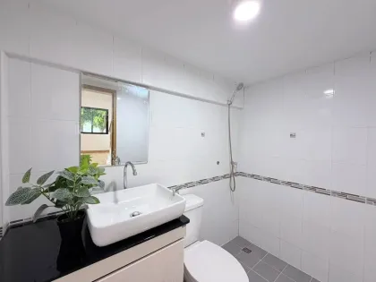 Casa independiente renovada de 2 pisos, 3 habitaciones y 3 baños en Panasont Bangjo