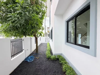 Casa independiente renovada de 2 pisos, 3 habitaciones y 3 baños en Panasont Bangjo