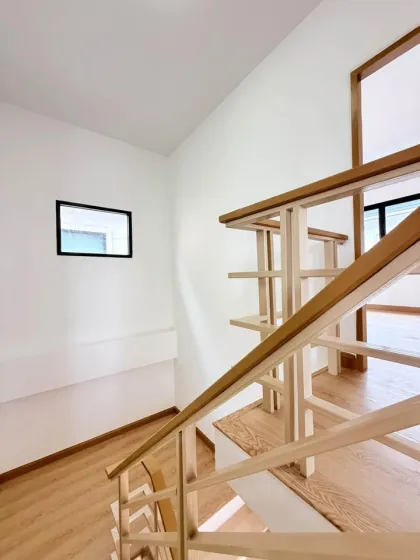 Casa independiente renovada de 2 pisos, 3 habitaciones y 3 baños en Panasont Bangjo