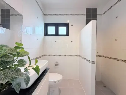 Casa independiente renovada de 2 pisos, 3 habitaciones y 3 baños en Panasont Bangjo