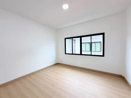 Casa independiente renovada de 2 pisos, 3 habitaciones y 3 baños en Panasont Bangjo