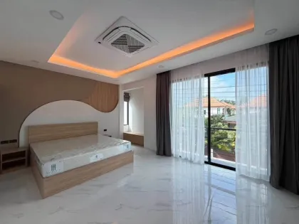 Poolvilla in der Nähe des Flughafens Phuket mit 3 Schlafzimmern, 4 Bädern