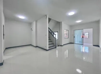 Casa adosada renovada de 3 dormitorios en Panasont Garden Home, Rawai
