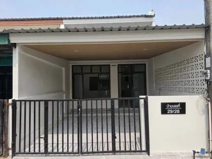 Venta de casa adosada de una planta con 2 dormitorios en Chalong